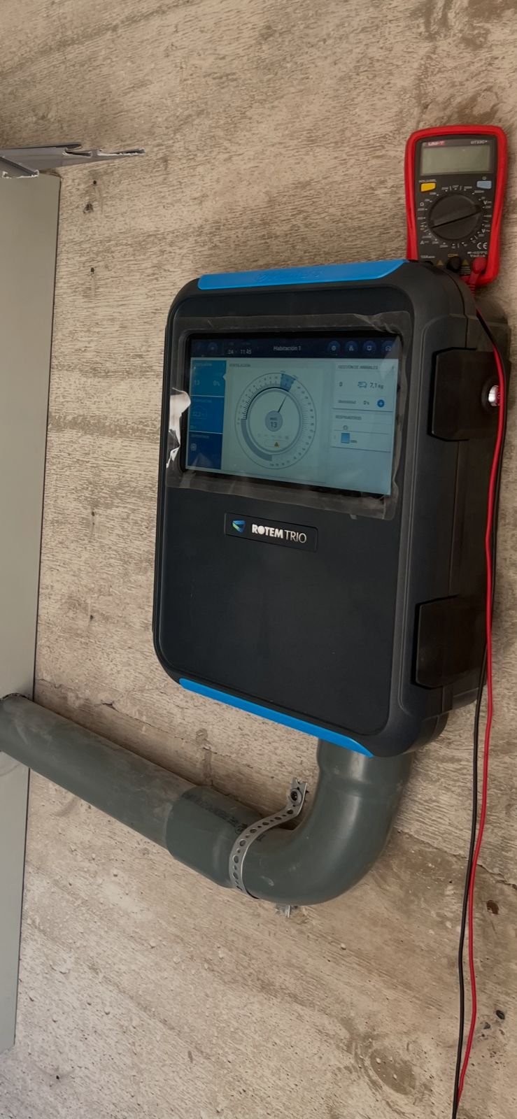 Panel de control industrial con pantalla táctil mostrando lecturas de ventilación, temperatura y gestión en tiempo real de una instalación