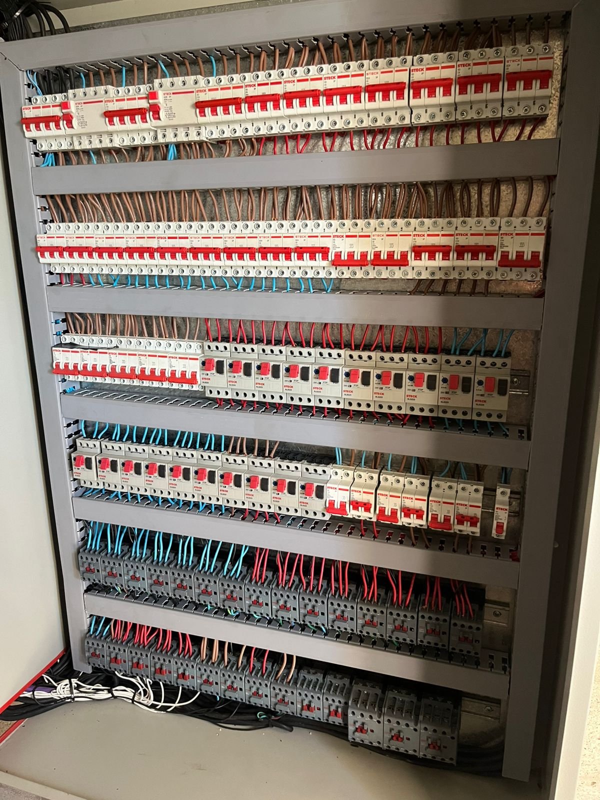 Tablero eléctrico de fuerza con llaves térmicas y cableado prolijo organizado en filas